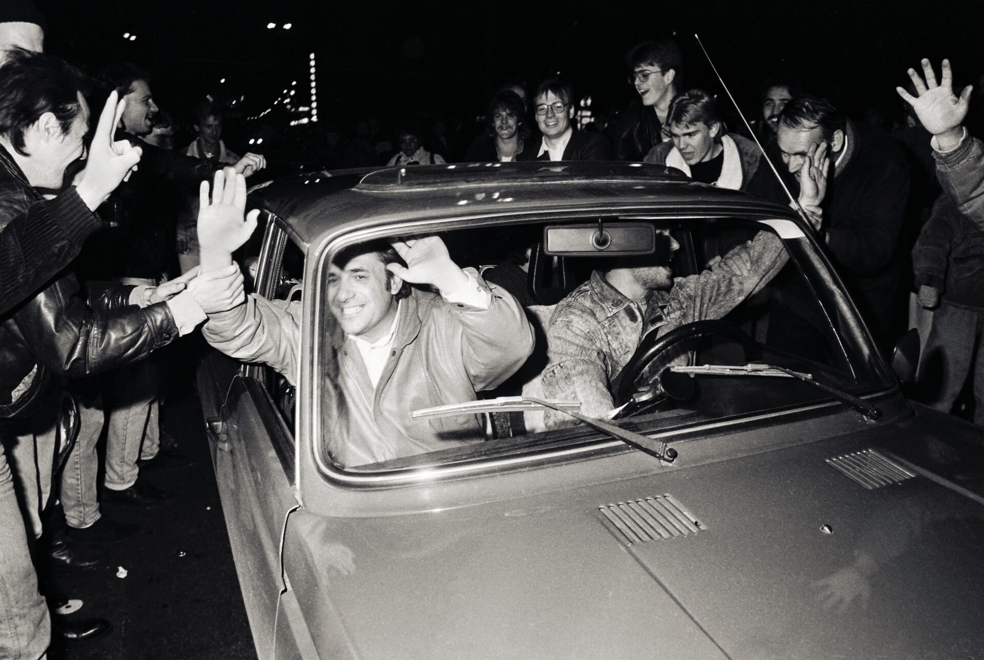 Autofahrer aus der DDR werden am Kurfürstendamm begrüßt, 09. November 1989