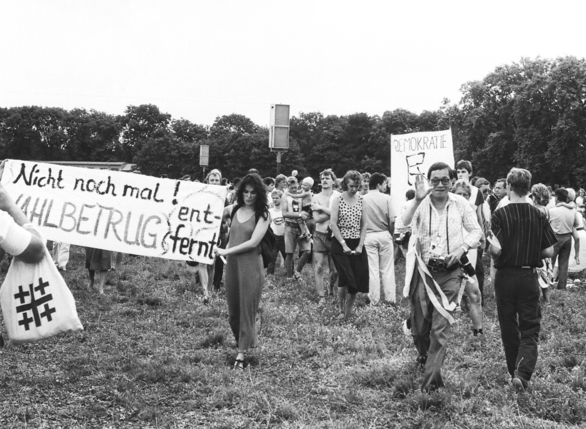Demonstration gegen den Wahlbetrug während des Evangelischen Kirchentags in Leipzig, Galopprennbahn Scheibenholz, 09. Juli 1989