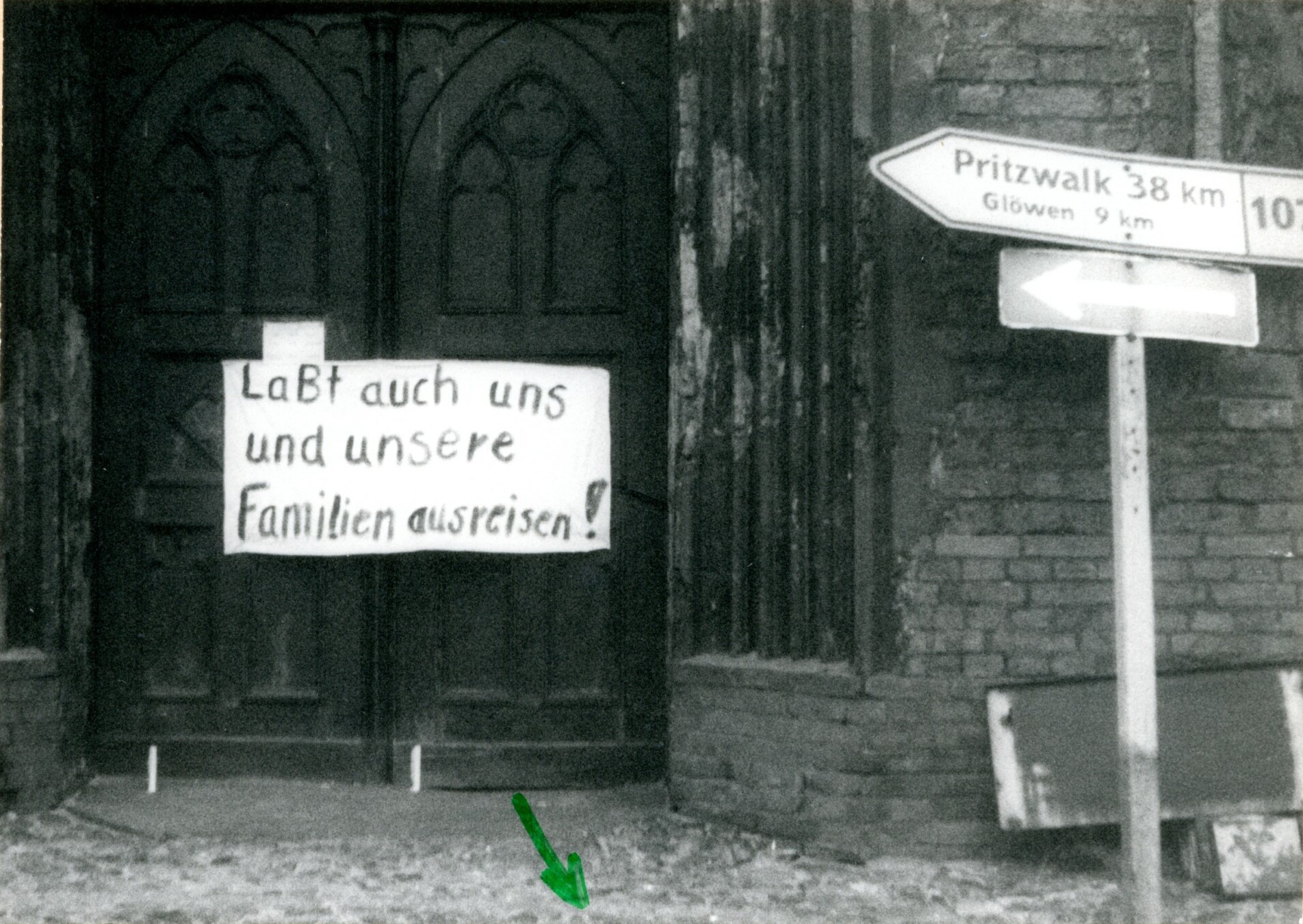 In Schwerin machen 1988 Ausreisewillige auf ihr Anliegen aufmerksam und fordern auch öffentlich ihr Recht auf Reisefreiheit