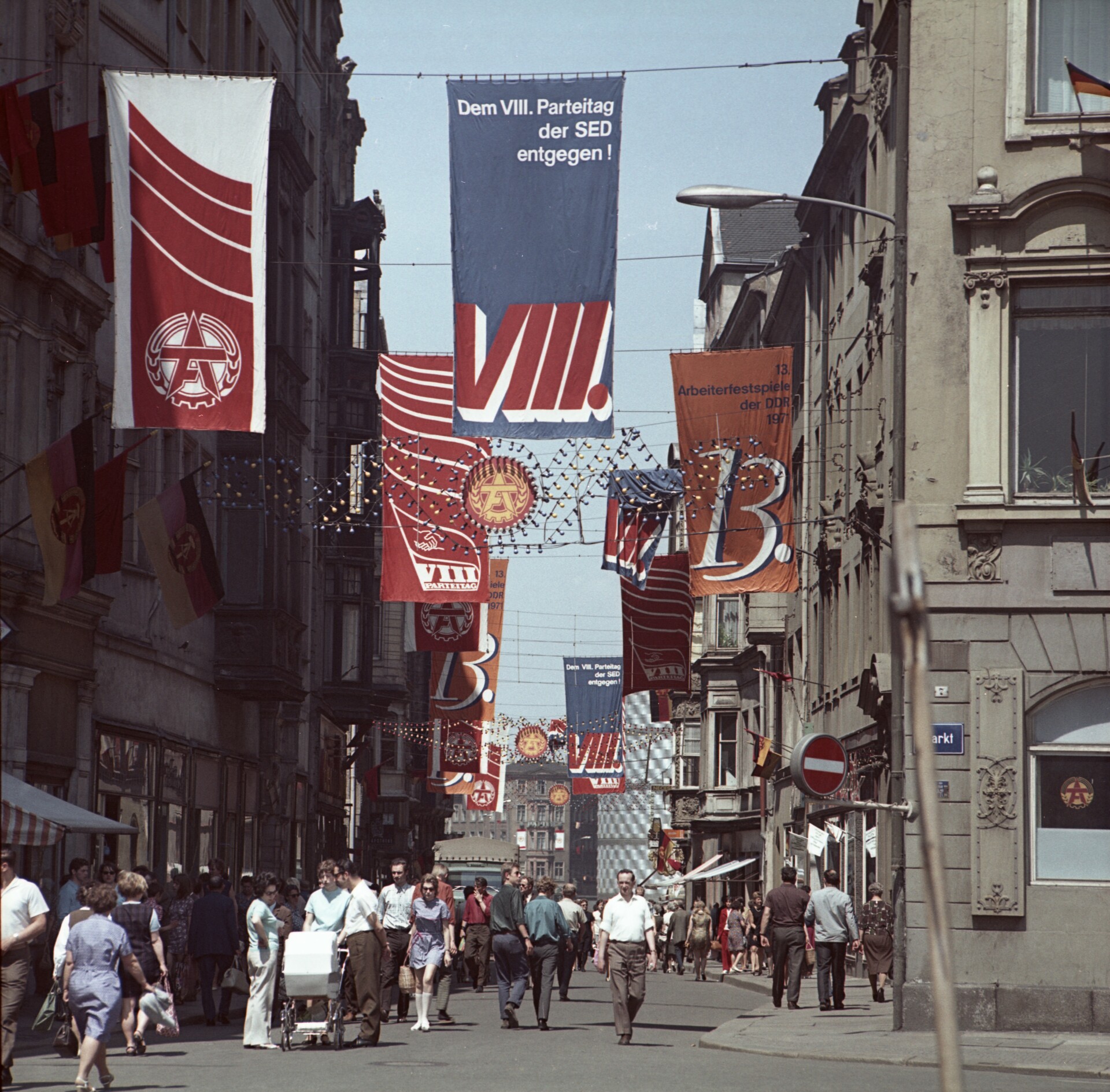 Festschmuck zum VIII. Parteitag der SED und zu den 13. Arbeiterfestspielen im Zentrum der Messestadt Leipzig, Juni 1971