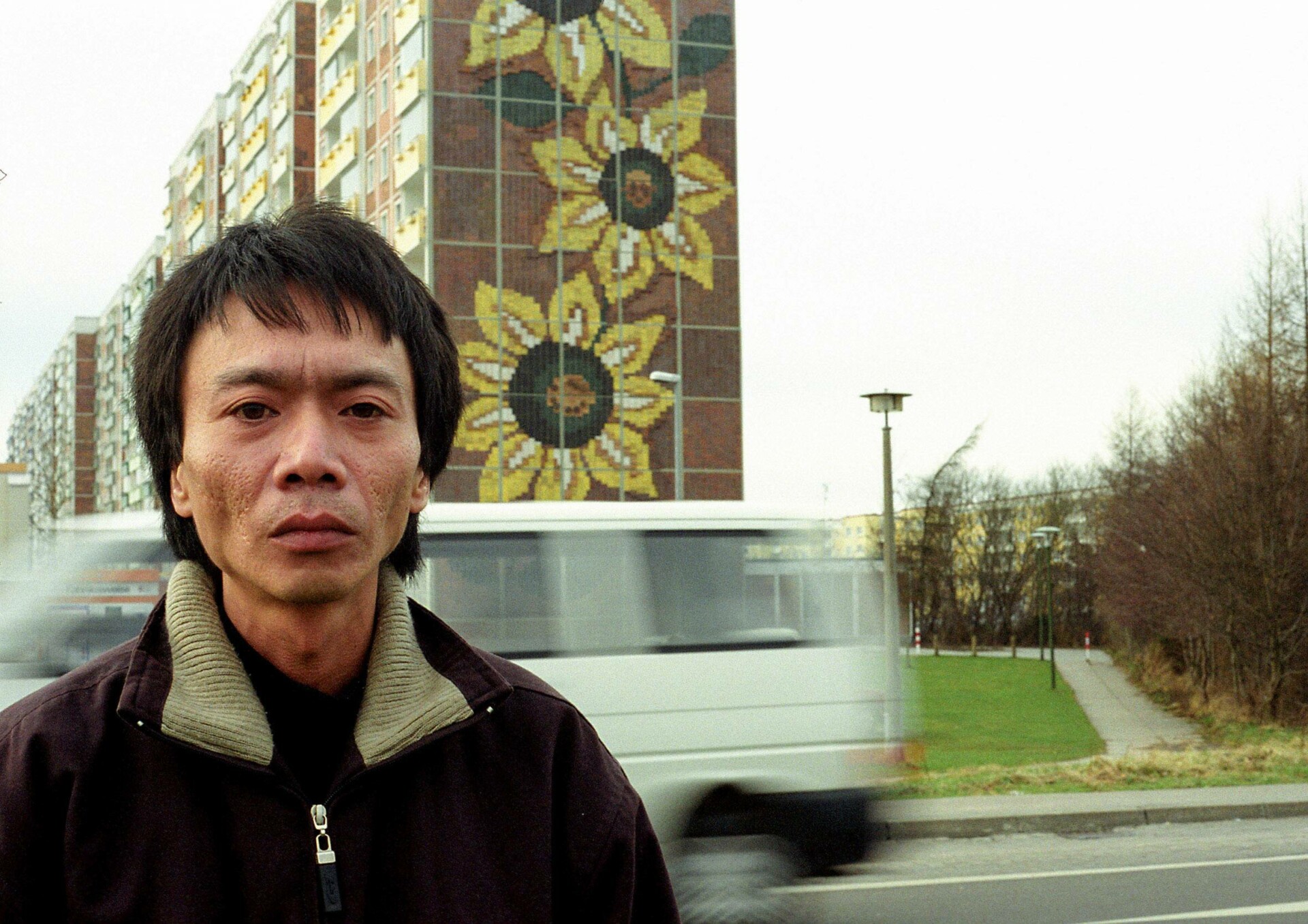 Portrait Thinh Nguyen, Sozialarbeiter im Deutsch-Vietnamesischen Freundschaftsverein Dien Hong in der Hansestadt Rostock, Thinh hat am 24. August 1992 das Pogrom von Deutschen in Rostock-Lichtenhagen gegen Flüchtlinge und ehemalige vietnamesische Vertragsarbeiter überlebt.