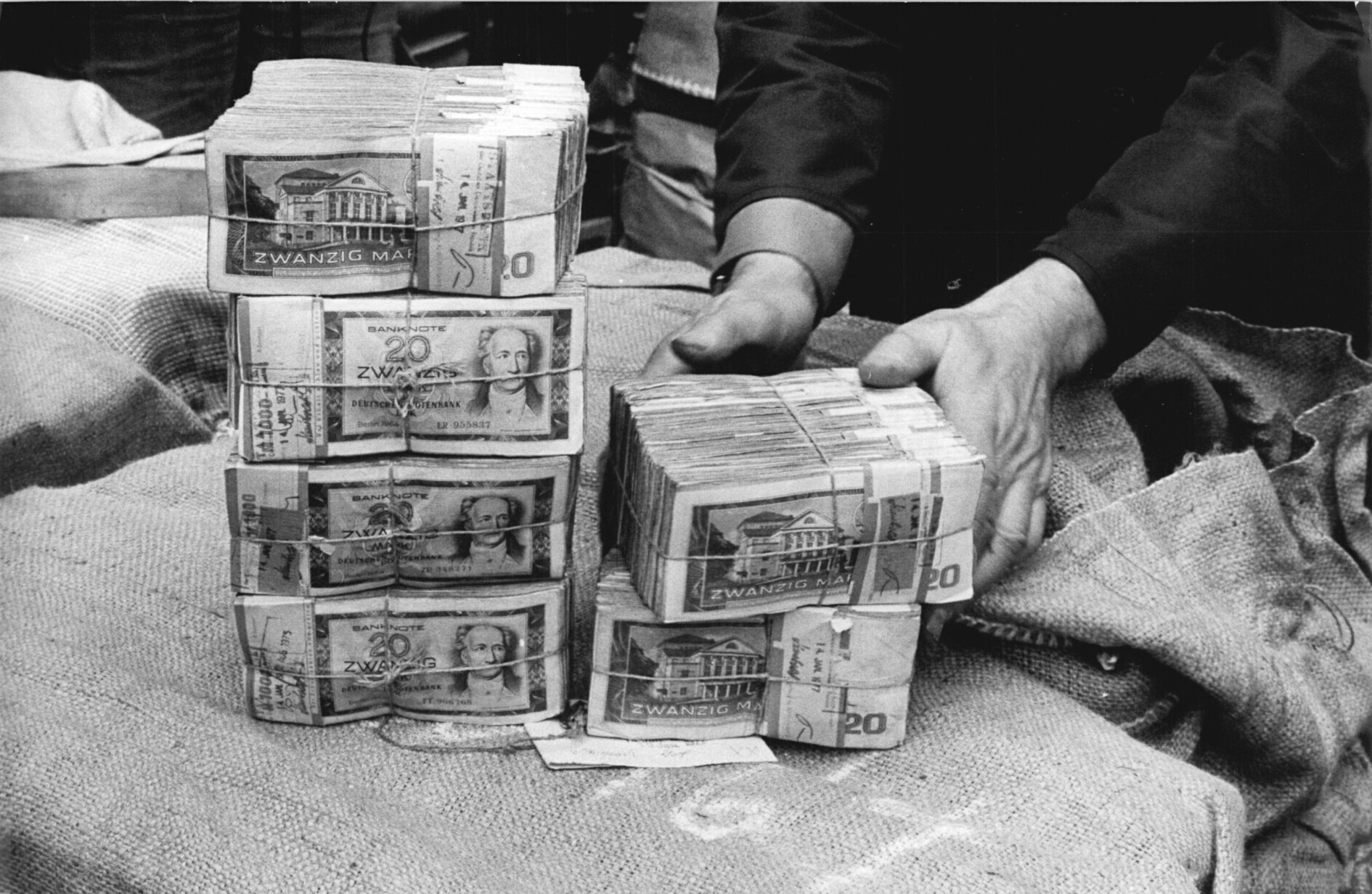 Berlin DDR-Staatsbank, 25. April 1990, Tresor-Räumung. Hier ein Bündel alter 20-Mark-Scheine mit rötlicher Färbung und größerem Format, im Vergleich zur noch gültigen Banknote.