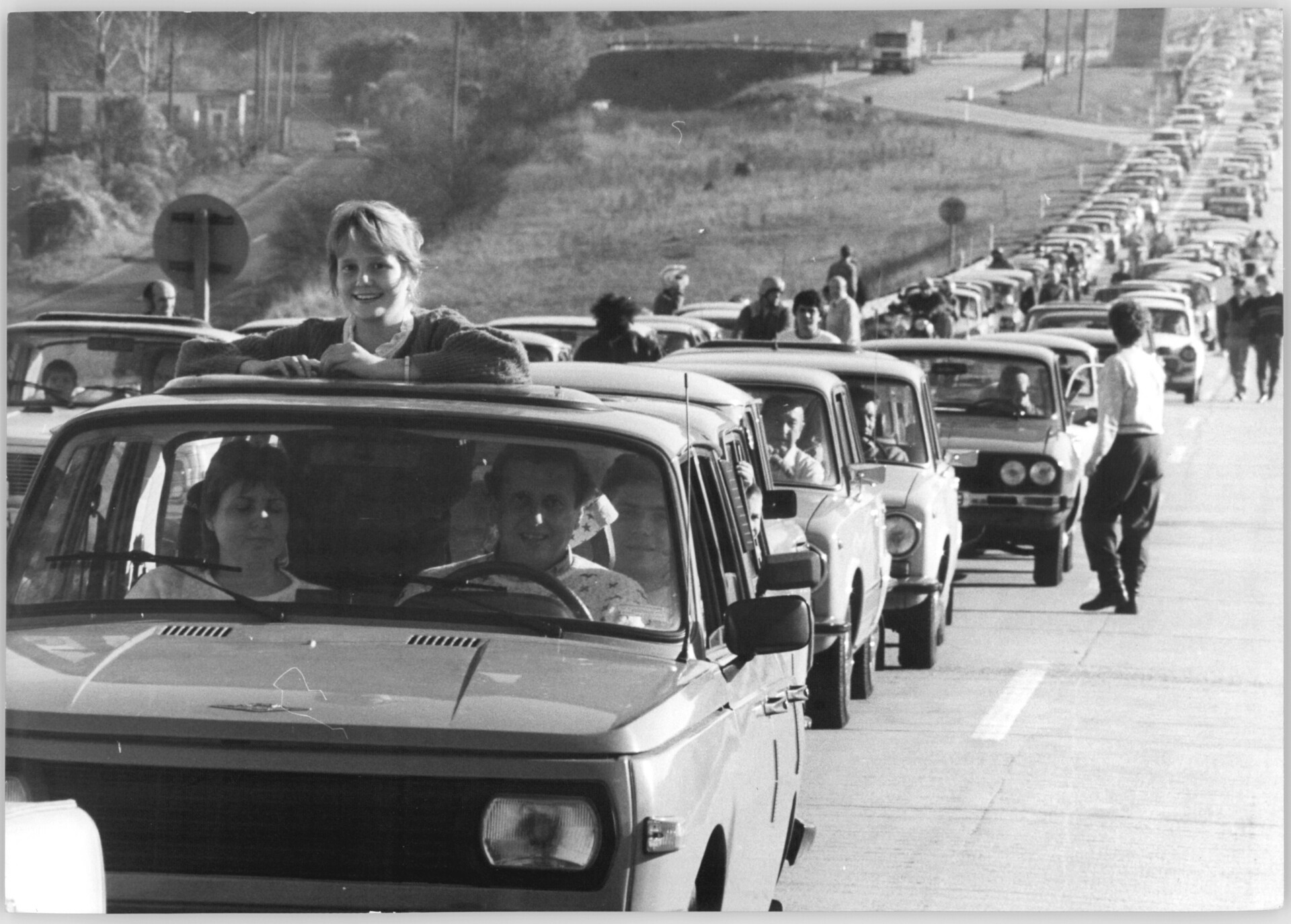10.11.89-Bez. Erfurt: Reiseregelung Der Verkehr auf der Autobahn Magdeburg - Marienborn wird von Stunde zu Stunde dichter. Trotz zügiger Abfertigung von DDR-Bürgern am Grenzübergang Wartha im Kreis Eisenach kam es zu erheblichem Stau.